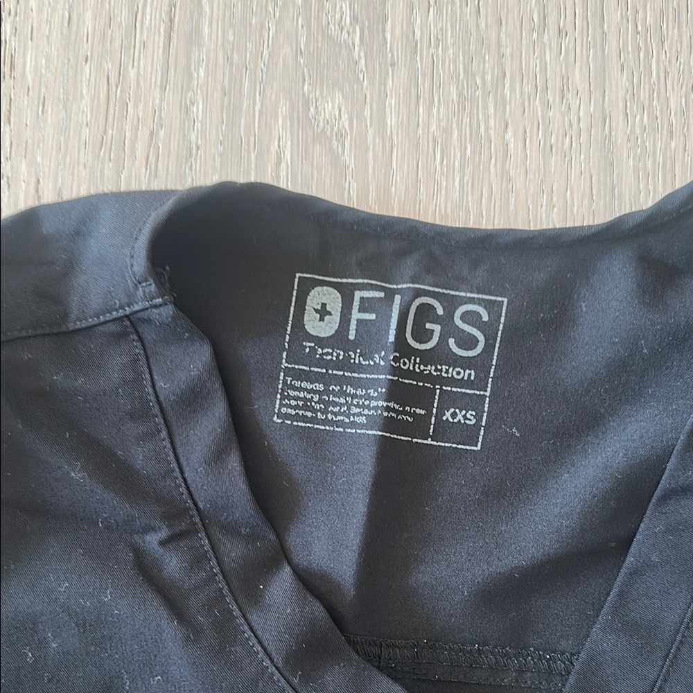 FIGS Black Scrub Top XXS